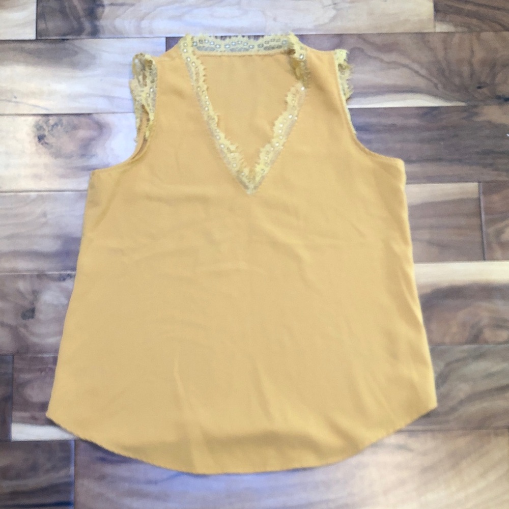 Chic Sleeveless Blouse with Lace Detail